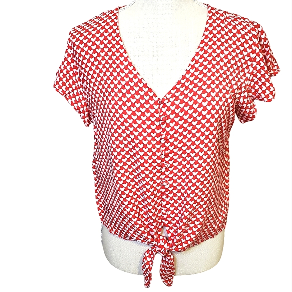 SIM & SAM | Women's red with white heart print knot-hem top. Size large.